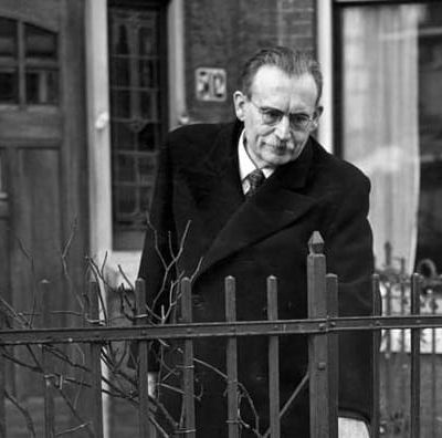 Dr. Willem Drees sr. bij een tuinhek. 1951.