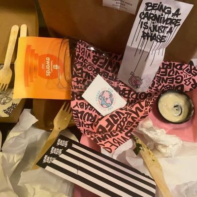 Adbeelding van het verpakkingsmateriaal van een bezorgmaaltijd van Vegan Junk Food Bar