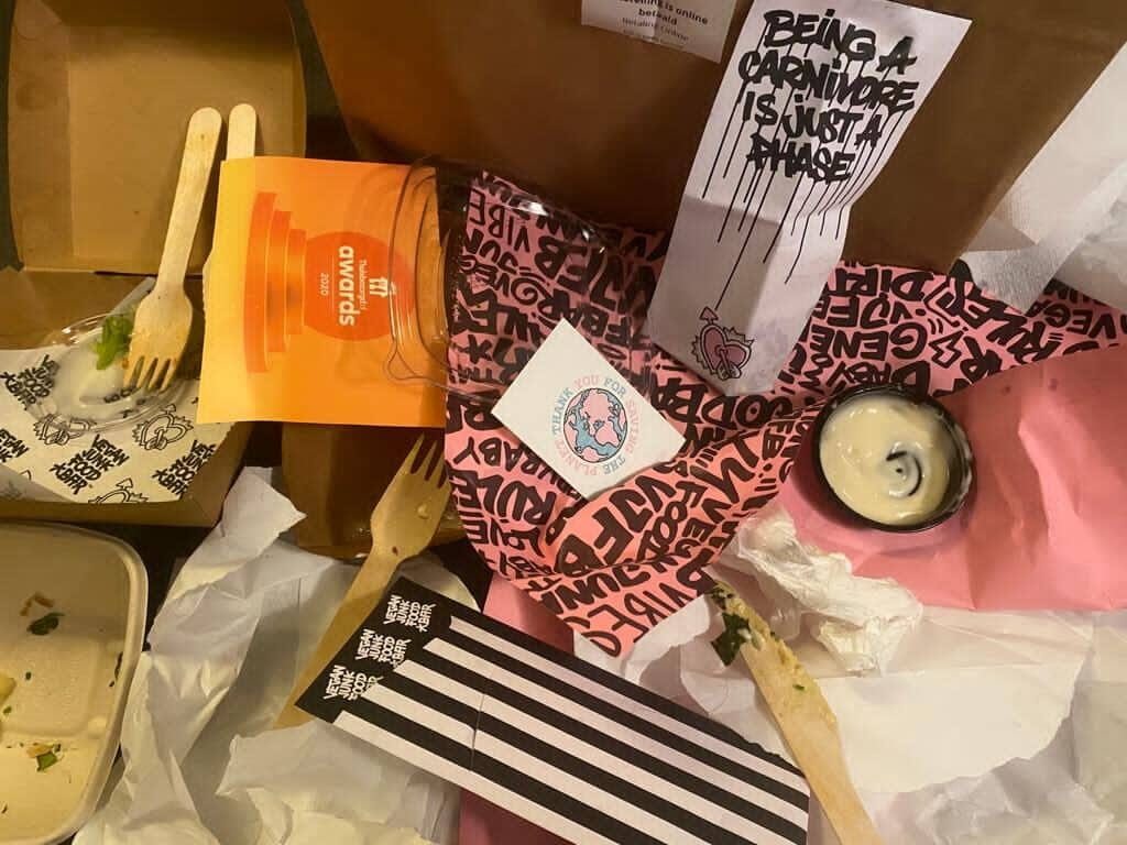 Adbeelding van het verpakkingsmateriaal van een bezorgmaaltijd van Vegan Junk Food Bar